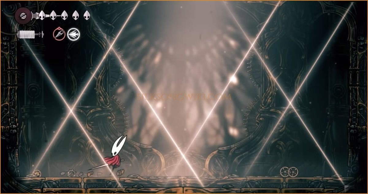 Clinging to the upper part of the wall with Ascendant's Grip is the safest way to avoid the wide Silk Dance AoE attack.